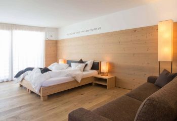 11-hotel-saleghes-wolkenstein-wellnessbereich-rezeption-eingang-peintner