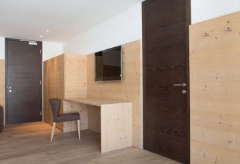 12-hotel-saleghes-wolkenstein-wellnessbereich-rezeption-eingang-peintner