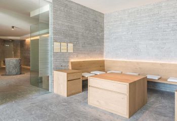 15-hotel-saleghes-wolkenstein-wellnessbereich-rezeption-eingang-peintner