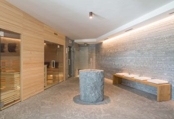 17-hotel-saleghes-wolkenstein-wellnessbereich-rezeption-eingang-peintner