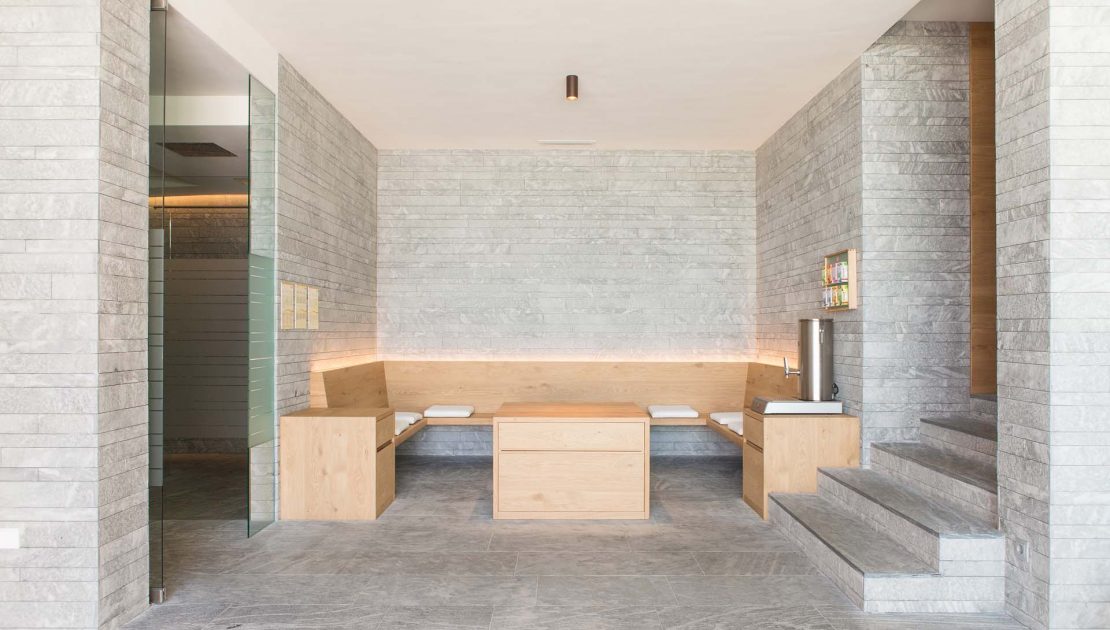 18-hotel-saleghes-wolkenstein-wellnessbereich-rezeption-eingang-peintner