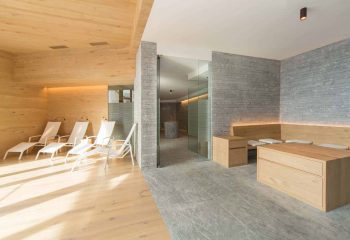 19-hotel-saleghes-wolkenstein-wellnessbereich-rezeption-eingang-peintner