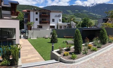 2-hotel-clara-vahrn-aussengestaltung-schwimmbad-wellness-peintner