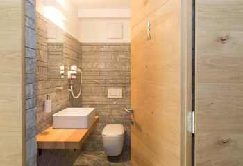 20-hotel-saleghes-wolkenstein-wellnessbereich-rezeption-eingang-peintner