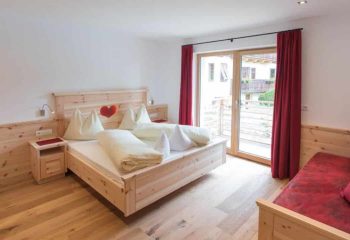 leierhof-rodeneck-peintner-holzboden