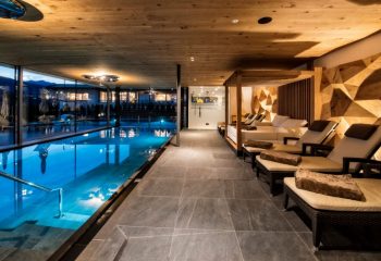 schwimmbad-hotel-sun-peintner-poolfliesen