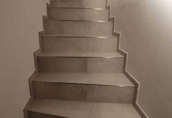 peintner-fliesen-privatwohnung-natz-treppe